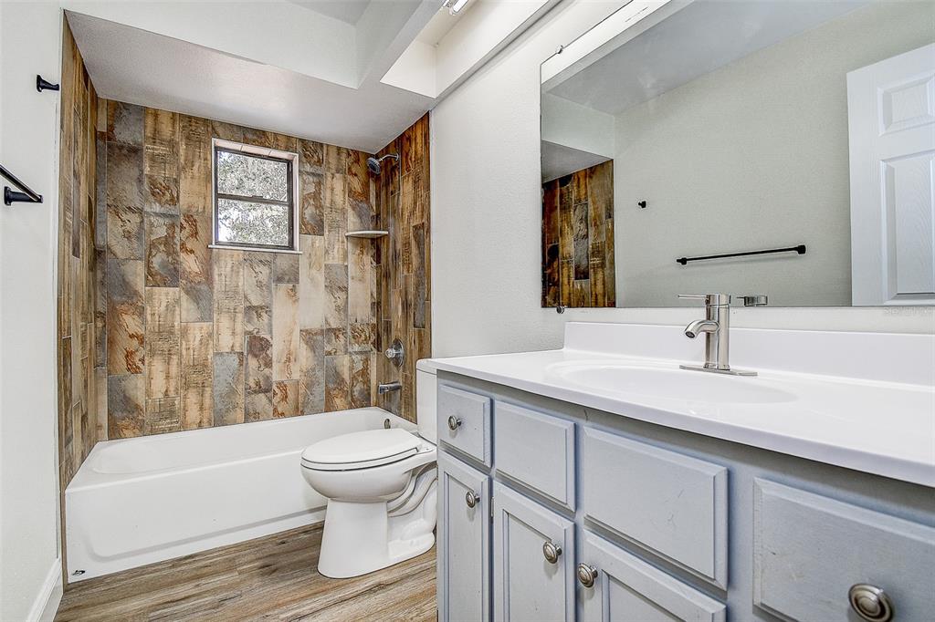 6234 Neff Lake Road Brooksville, FL 34601 - Photo 24 of 59 a bathroom with a sink a toilet and a bathtub