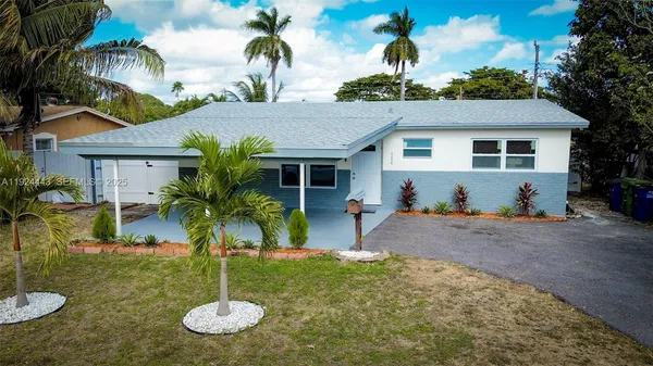 a view of a house with backyard and swimming pool