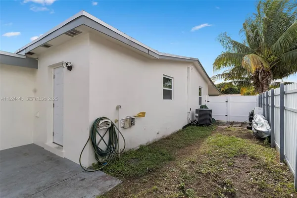 a view of a house with backyard