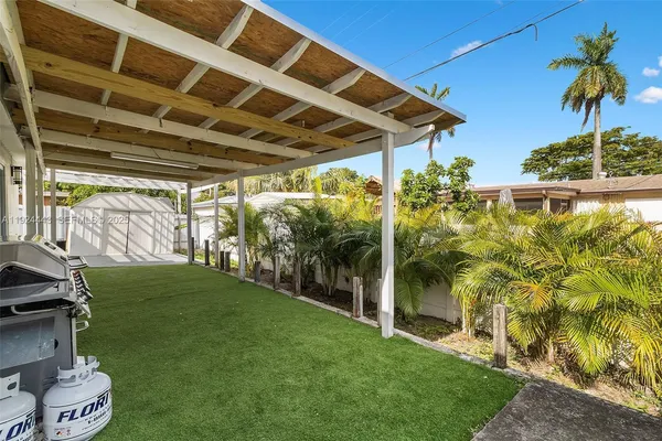 a view of a backyard