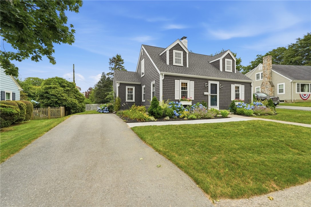 33 Nicholson Crescent Middletown, RI 02842 - Photo 4 of 47