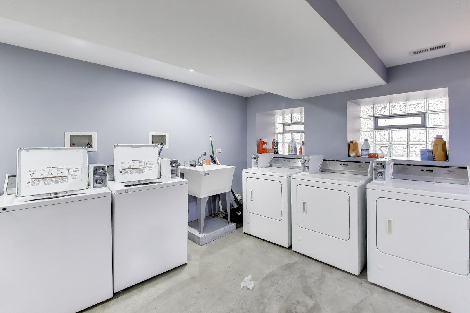 1640 West Fargo Avenue, Unit 101 Chicago, IL 60626 - Photo 21 of 22 a kitchen that has a sink and a stove in it