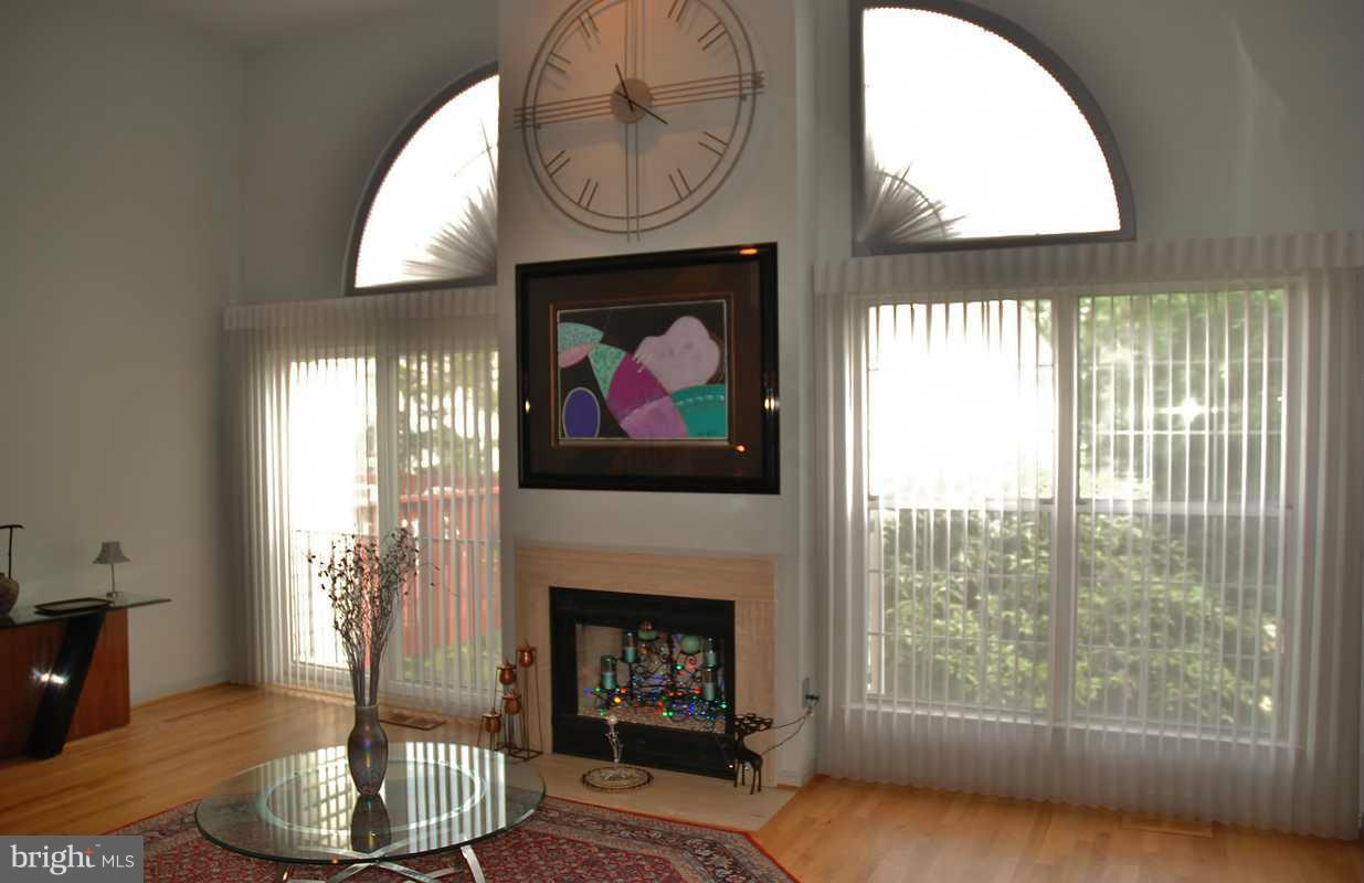 36 Dawn View Court Silver Spring, MD 20904 - Photo 3 of 27 Living Room