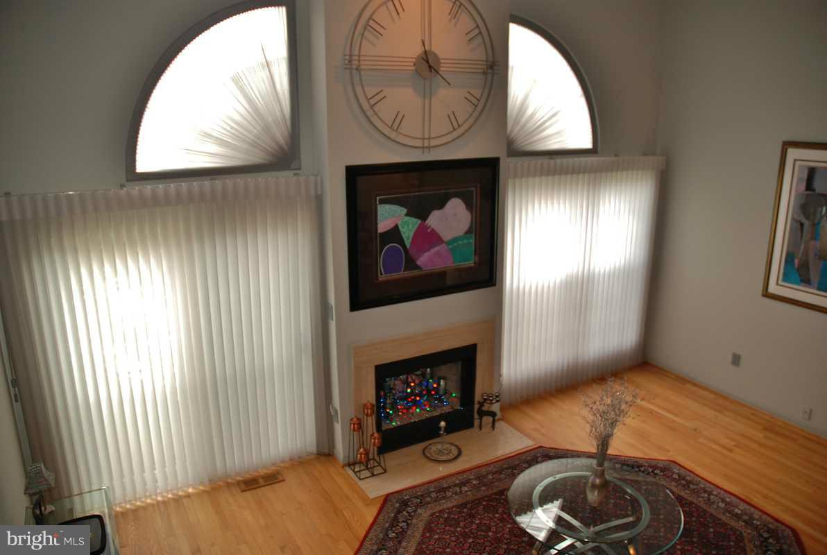 36 Dawn View Court Silver Spring, MD 20904 - Photo 6 of 27 Living Room