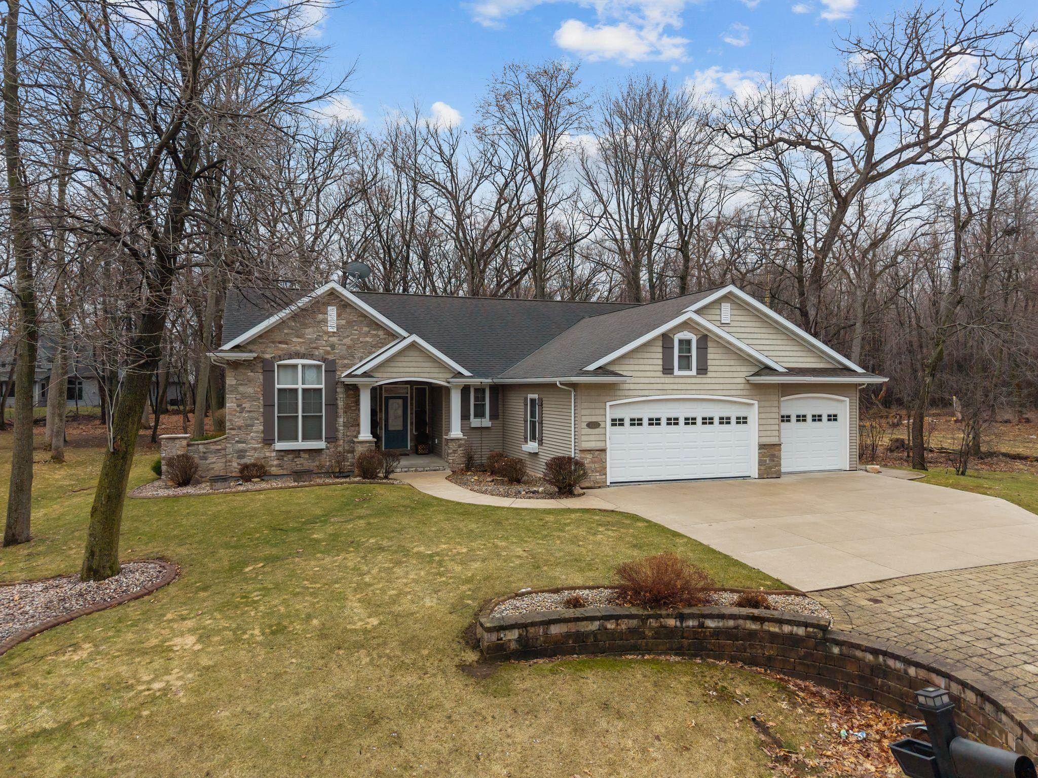4231 Westview Lane Oshkosh, WI 54904 - Photo 2 of 68