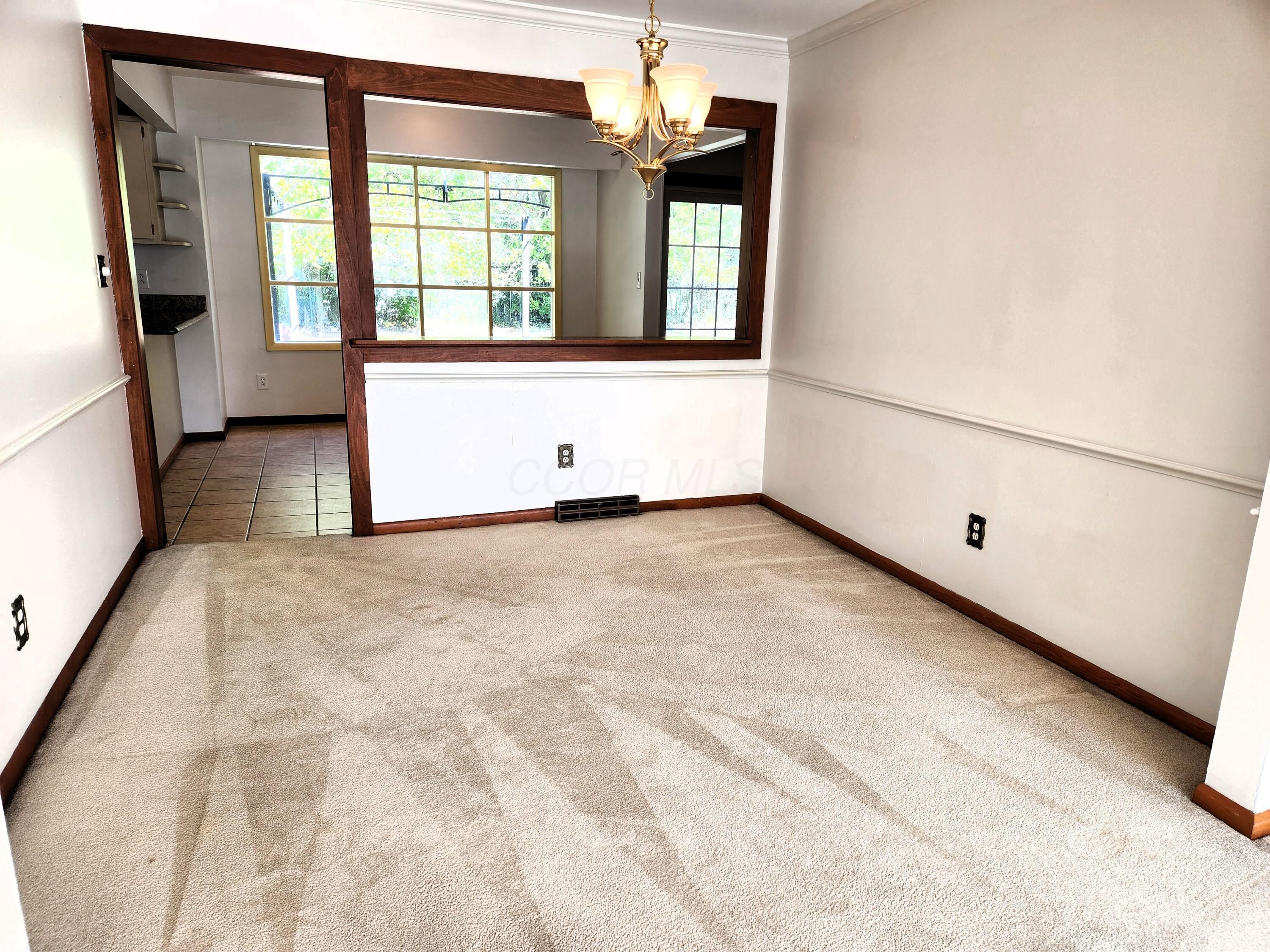 6258 Peach Tree Road Columbus, OH 43213 - Photo 5 of 32 Dining Room