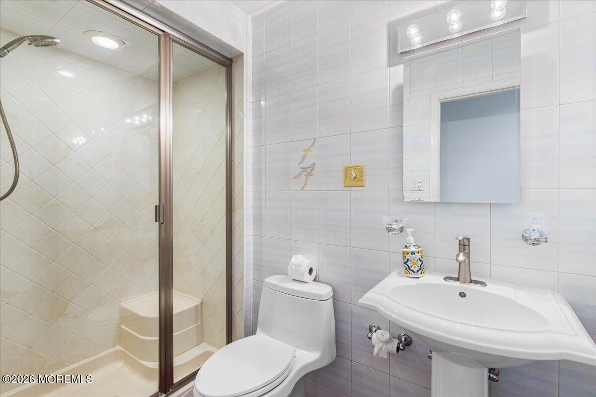11 Galloping Hill Road Holmdel, NJ 07733 - Photo 29 of 66 Bathroom 2