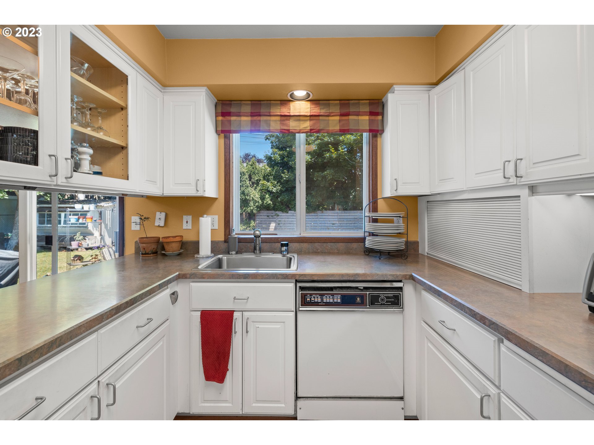 11625 Southwest Ridgecrest Drive Beaverton, OR 97008 - Photo 9 of 38 Gallery Image 9