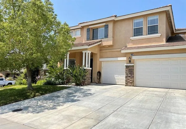 a view of a house with a backyard