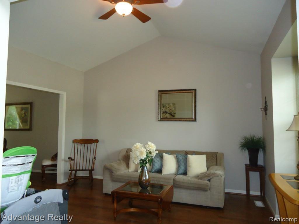 2034 Baron Rochester, MI 48307 - Photo 5 of 26 Living room