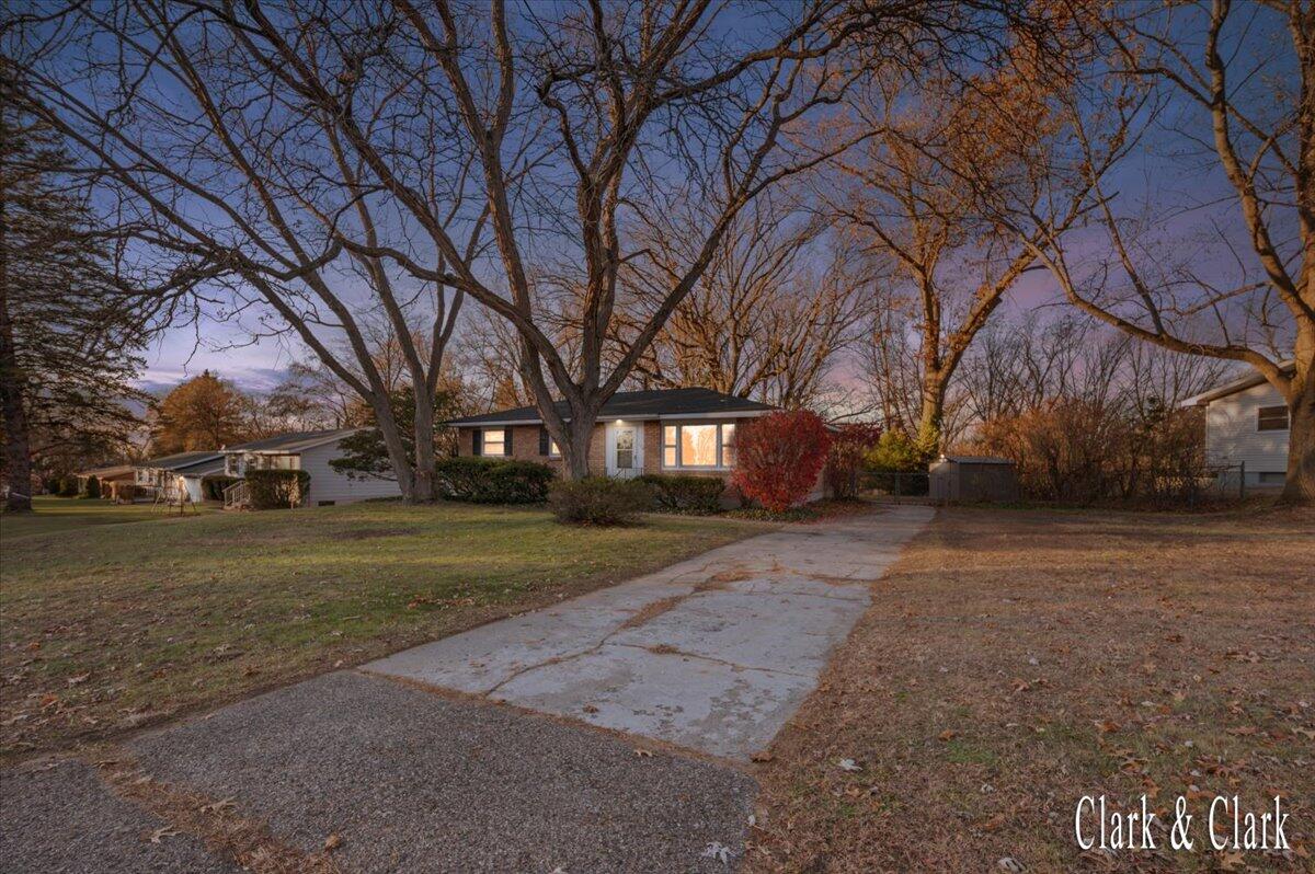 154 Homecrest Road Battle Creek, MI 49037 - Photo 2 of 18 08-DSC_8116
