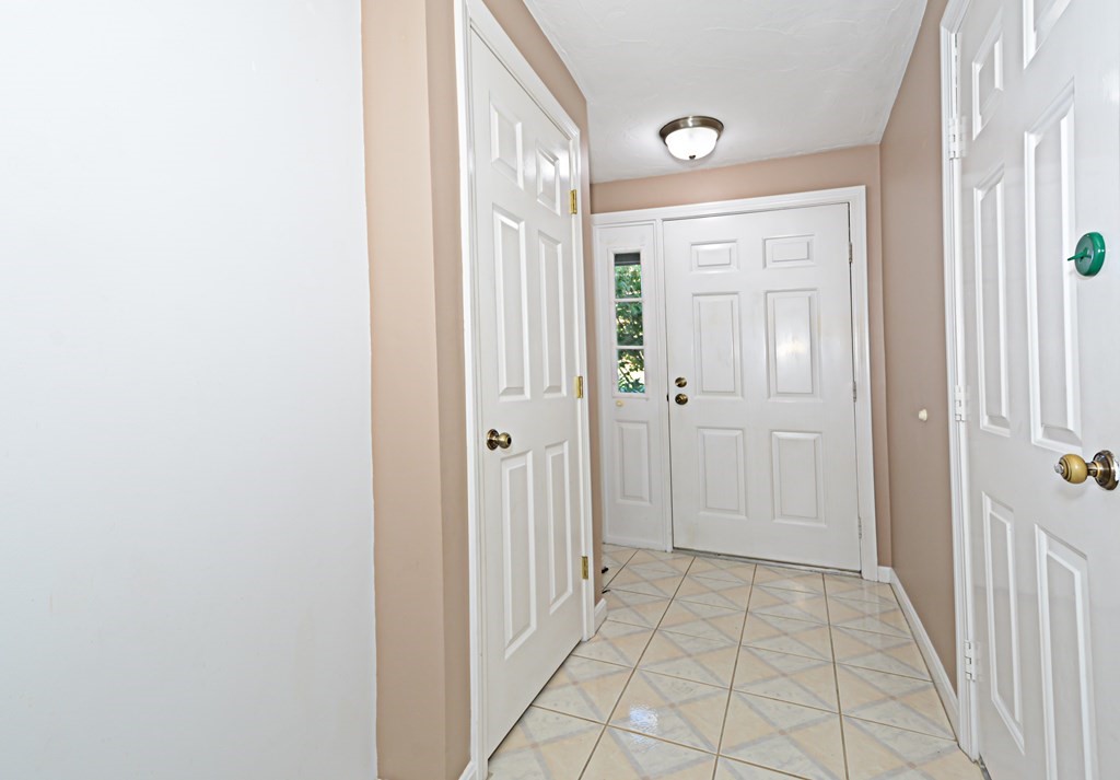 612 Ridgefield Circle, Unit B Clinton, MA 01510 - Photo 3 of 37 Gallery Image 3