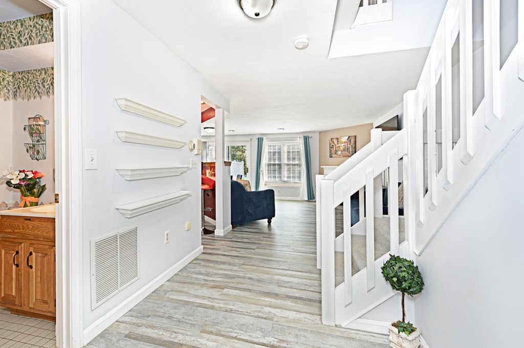 612 Ridgefield Circle, Unit B Clinton, MA 01510 - Photo 4 of 37 Gallery Image 4
