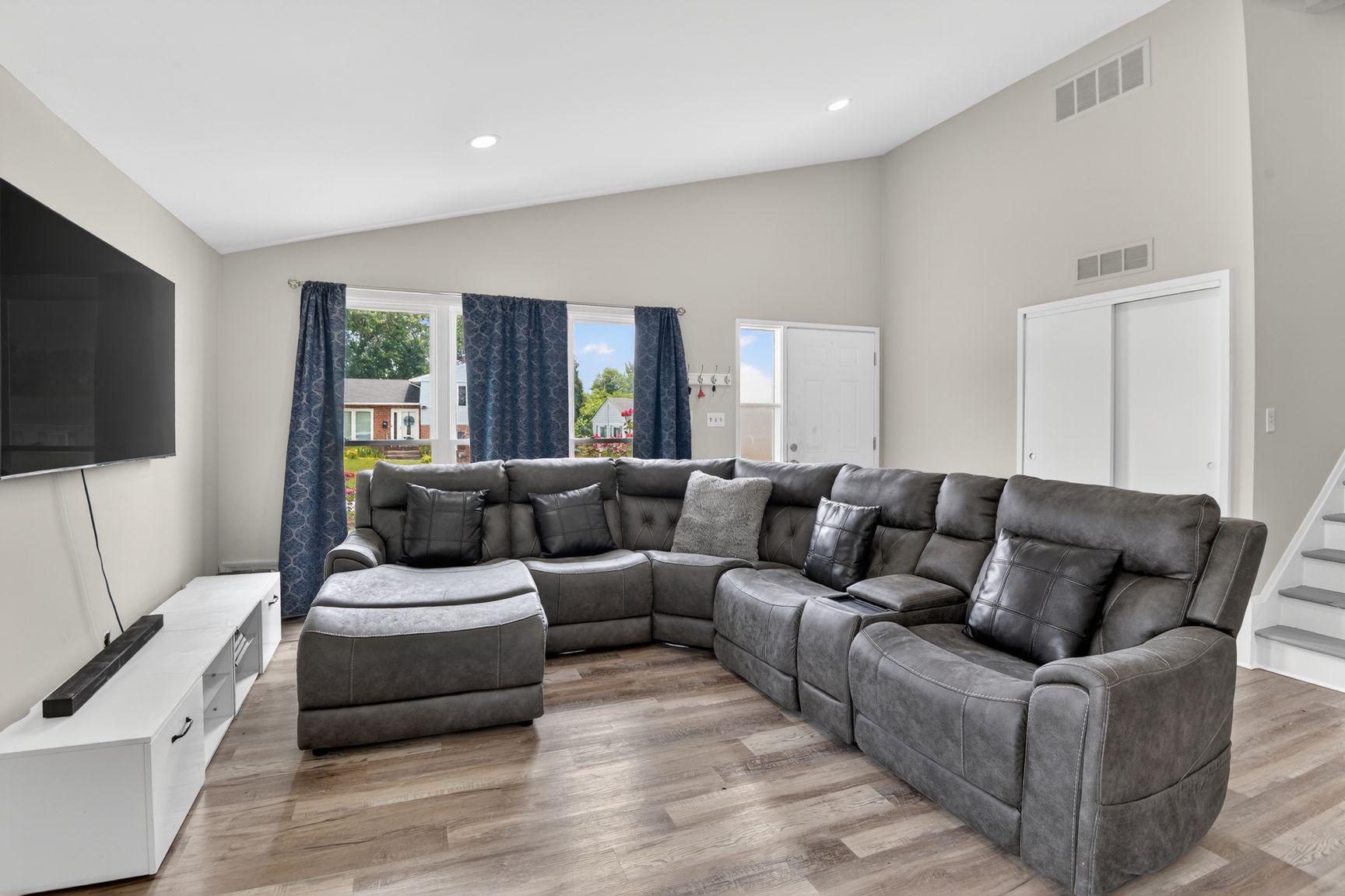 3620 Bellmore Road Windsor Mill, MD 21244 - Photo 3 of 20 Living Room