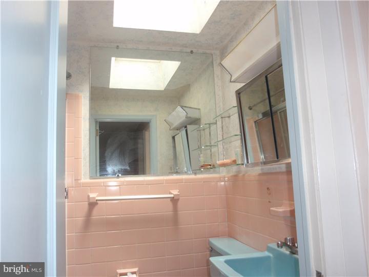 1637 Pennington Road Philadelphia, PA 19151 - Photo 15 of 18 Bathroom