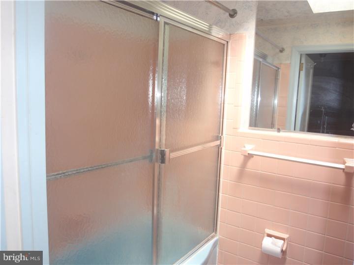 1637 Pennington Road Philadelphia, PA 19151 - Photo 16 of 18 Bathroom