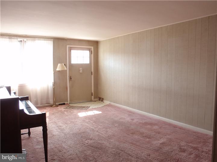 1637 Pennington Road Philadelphia, PA 19151 - Photo 4 of 18 Living Room