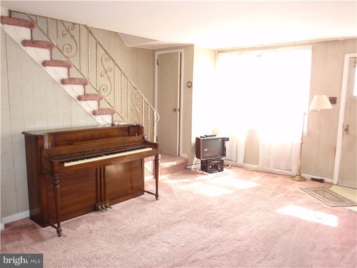 1637 Pennington Road Philadelphia, PA 19151 - Photo 5 of 18 Living Room