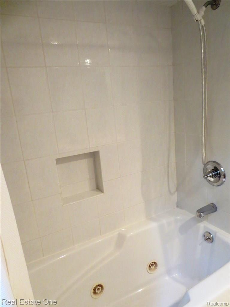 764 Spartan Drive Rochester, MI 48309 - Photo 40 of 50 Upstairs main bath with jetted tub/shower