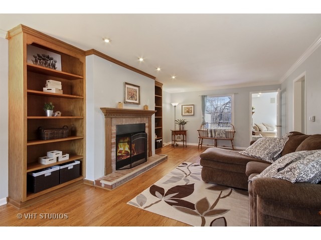 281 Middaugh Road Clarendon Hills, IL 60514 - Photo 2 of 21 Gallery Image 2