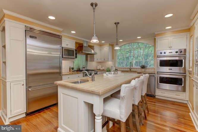110 Guernsey Road Swarthmore, PA 19081 - Photo 11 of 34 Top of the line appliances & dining/prep island