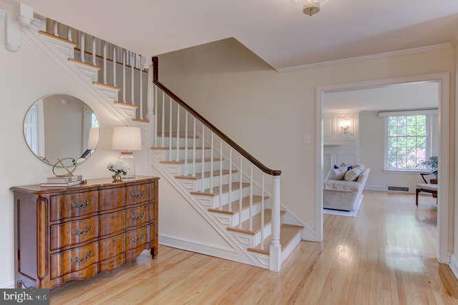 110 Guernsey Road Swarthmore, PA 19081 - Photo 4 of 34 Wide center Entrance Hall
