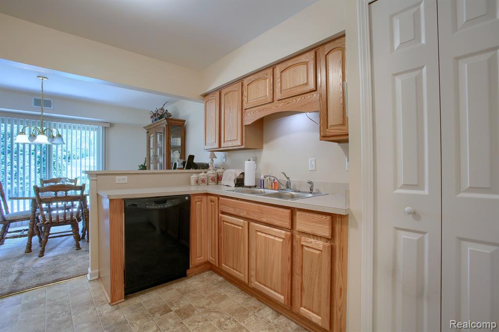 1655 Riverside Drive, Unit 7 Rochester Hills, MI 48309 - Photo 8 of 23