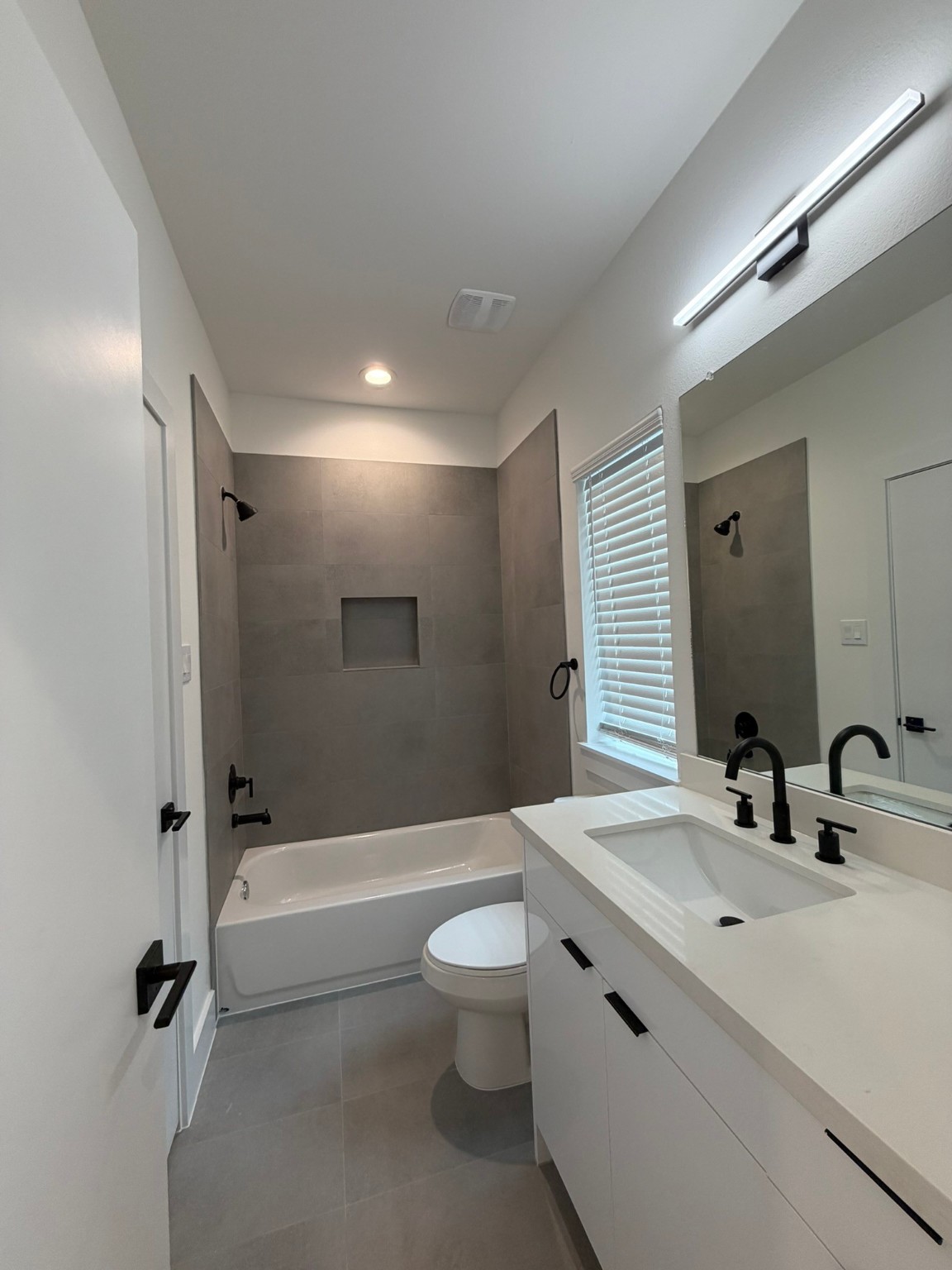 6733 Peerless Street Houston, TX 77021 - Photo 13 of 22 a bathroom with a sink a toilet and shower
