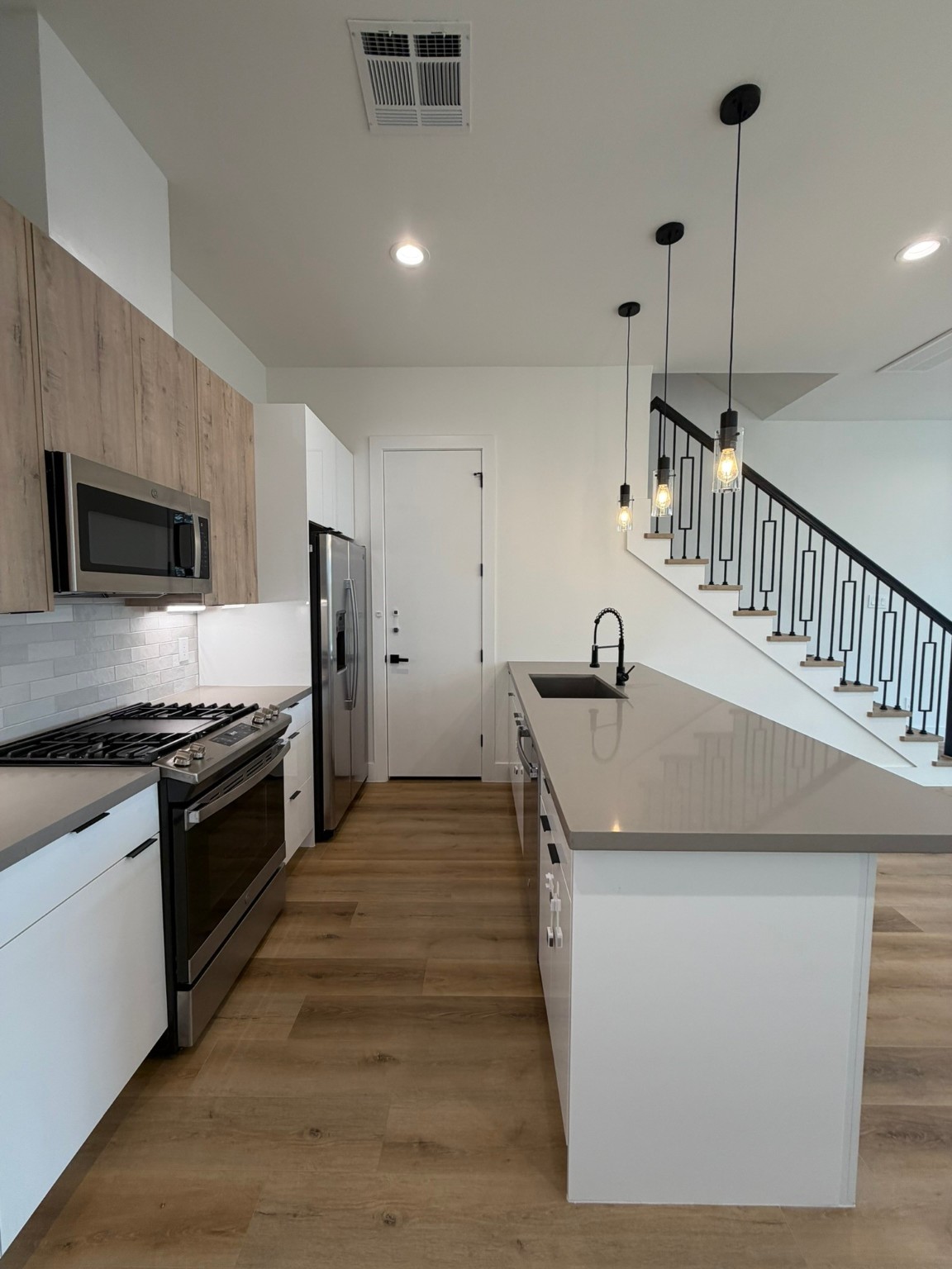6733 Peerless Street Houston, TX 77021 - Photo 4 of 22 a kitchen with stainless steel appliances granite countertop a sink a stove and a wooden floors