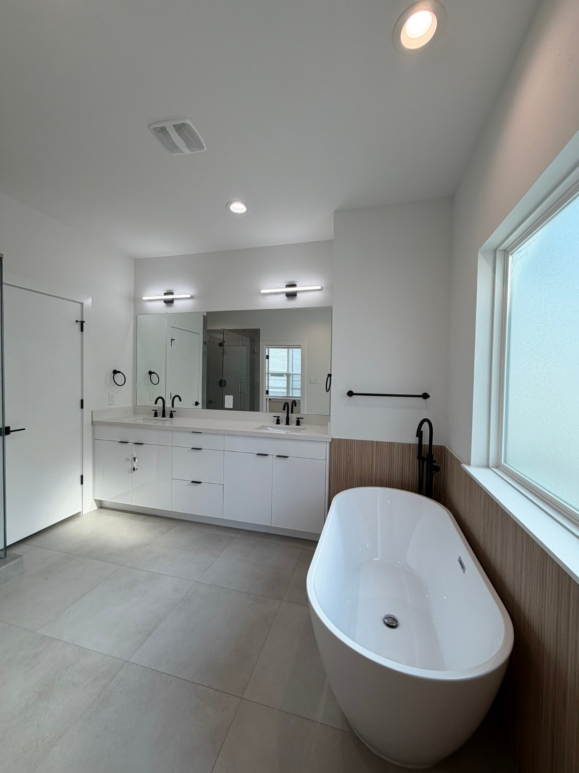 6733 Peerless Street Houston, TX 77021 - Photo 9 of 22 a bathroom with a bathtub and a sink