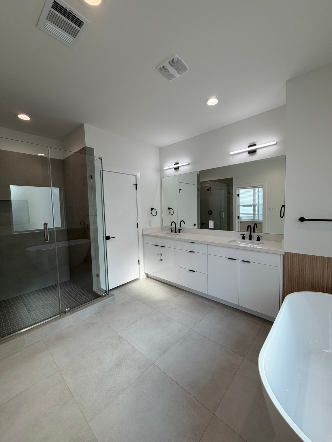 6733 Peerless Street Houston, TX 77021 - Photo 10 of 22 a large white room with a couch and a mirror