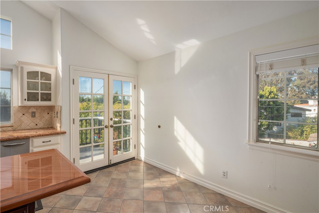 2201 Agnes Road Manhattan Beach, CA 90266 - Photo 12 of 36 an empty room with windows
