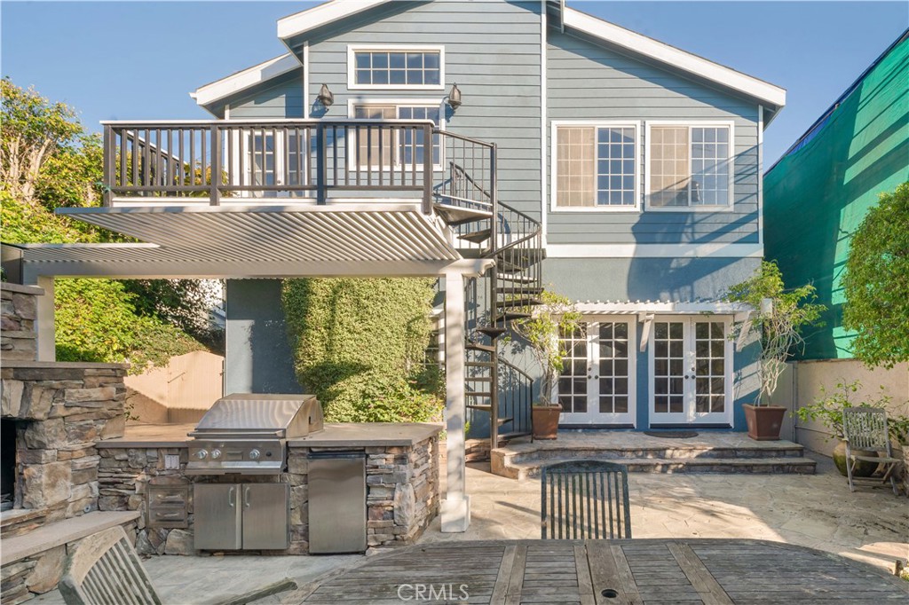 2201 Agnes Road Manhattan Beach, CA 90266 - Photo 29 of 36 a front view of a house with a porch