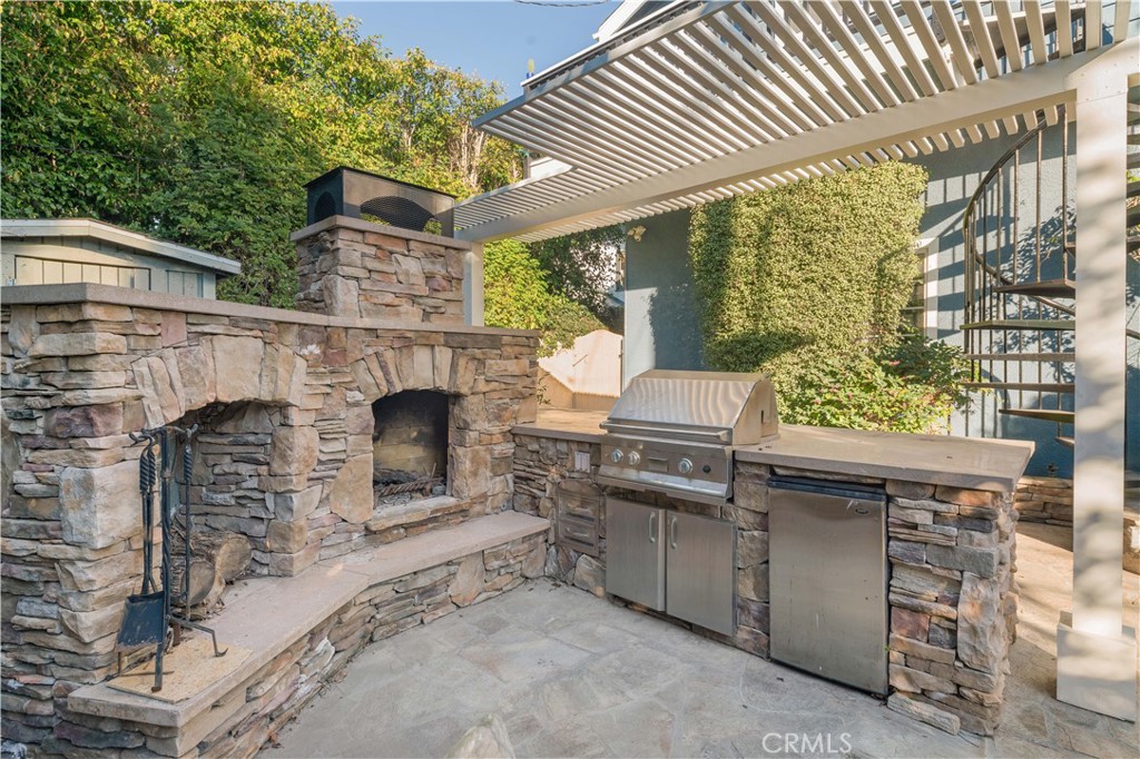 2201 Agnes Road Manhattan Beach, CA 90266 - Photo 30 of 36 an outdoor view of house with outdoor seating