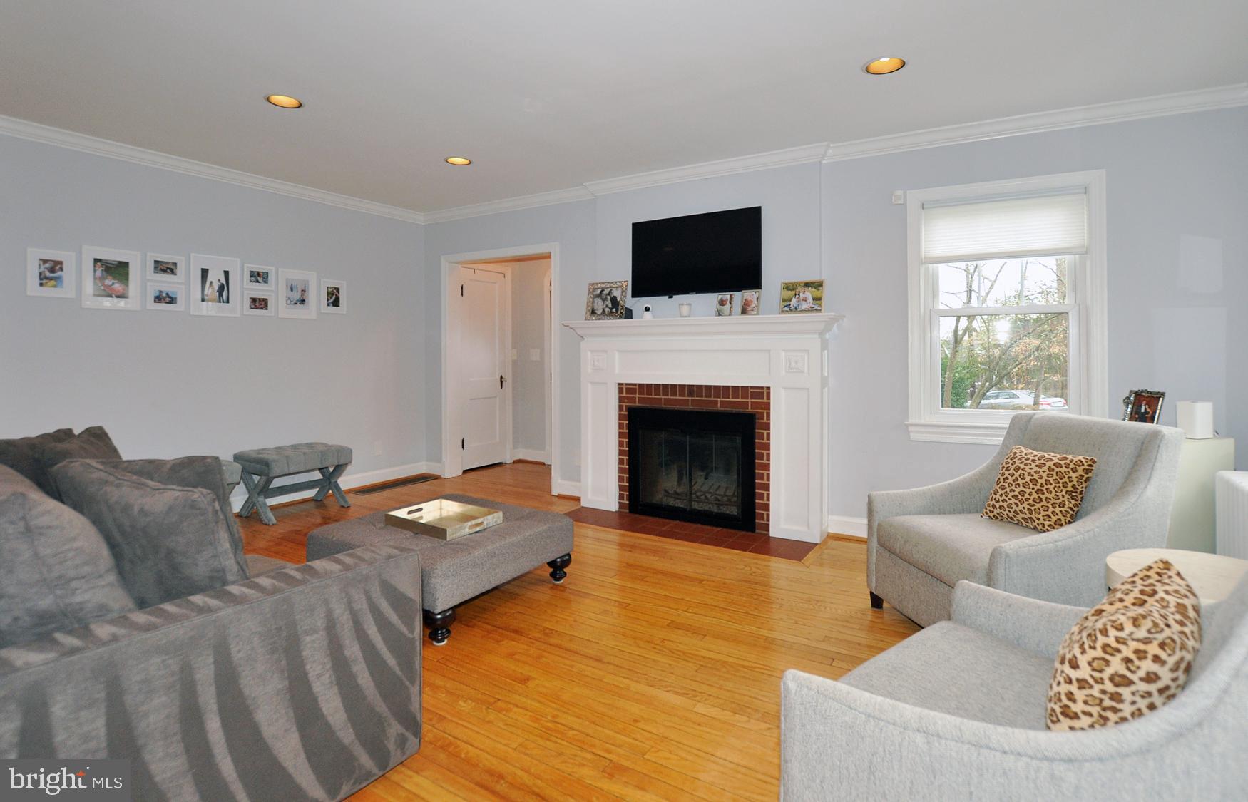 5303 Waneta Road Bethesda, MD 20816 - Photo 18 of 40 Living Room