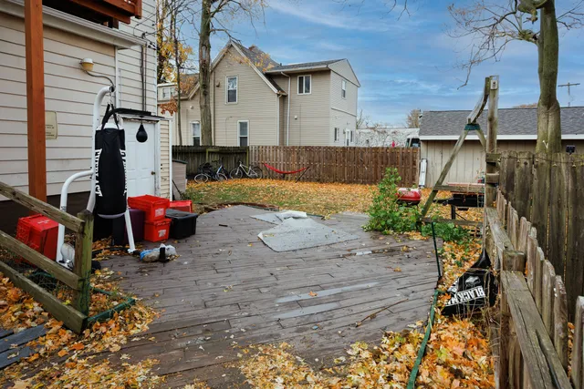a view of back yard of the house