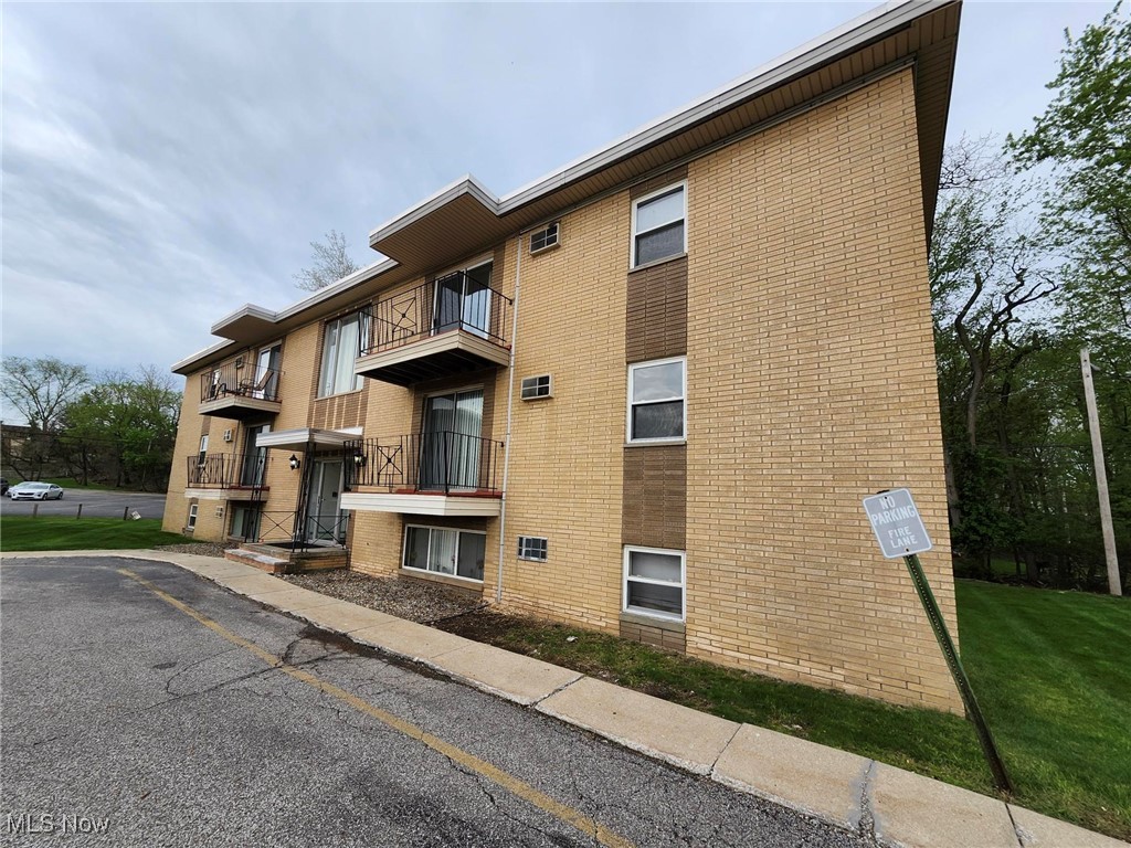 5378 Lee Road, Unit 304 Maple Heights, OH 44137 - Photo 2 of 21