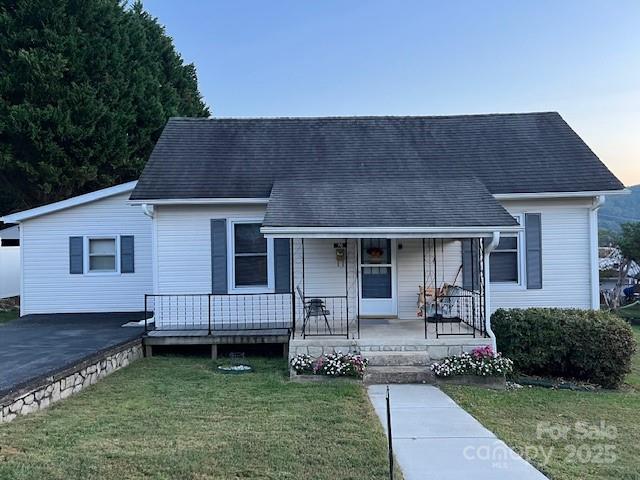 70 3rd Street, Unit 87 Marion, NC 28752 - Photo 2 of 22 a front view of a house with a yard