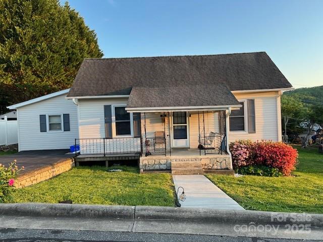 70 3rd Street, Unit 87 Marion, NC 28752 - Photo 4 of 22 a view of a house with a yard and sitting area