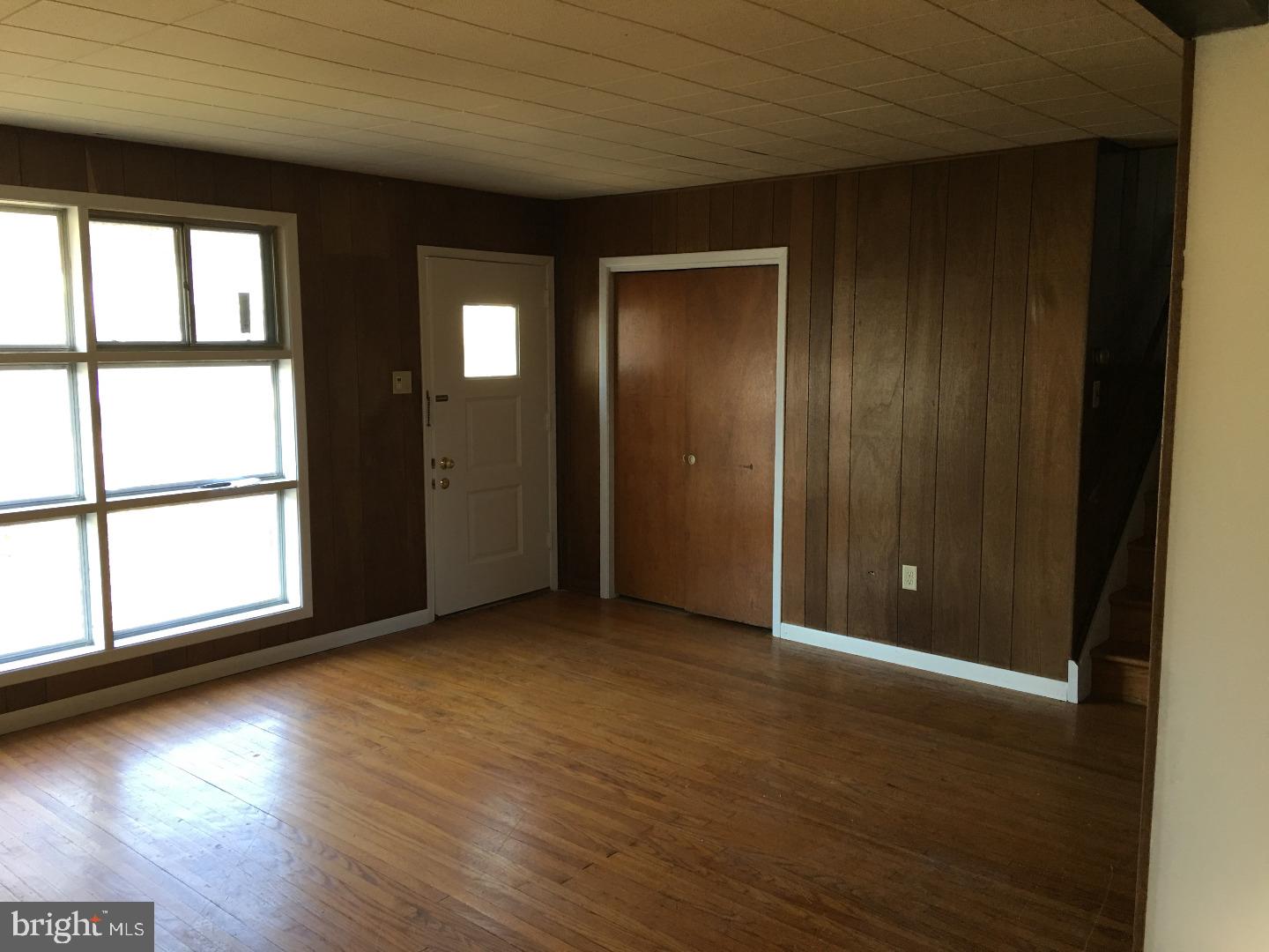 291 Poplar Road Warminster, PA 18974 - Photo 5 of 17 Living Room