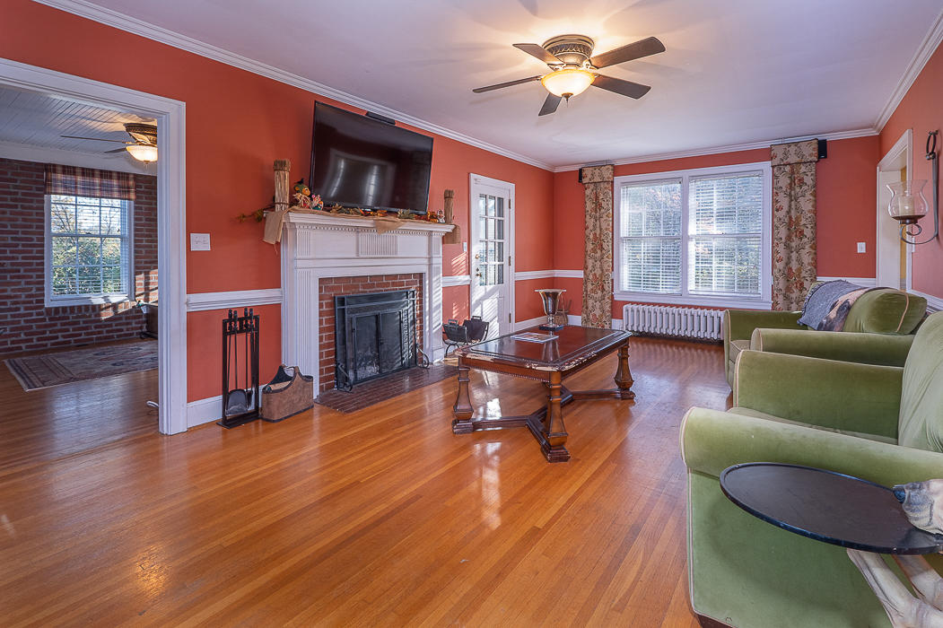 8347 Roanoke Road Fincastle, VA 24090 - Photo 11 of 60 Living Room