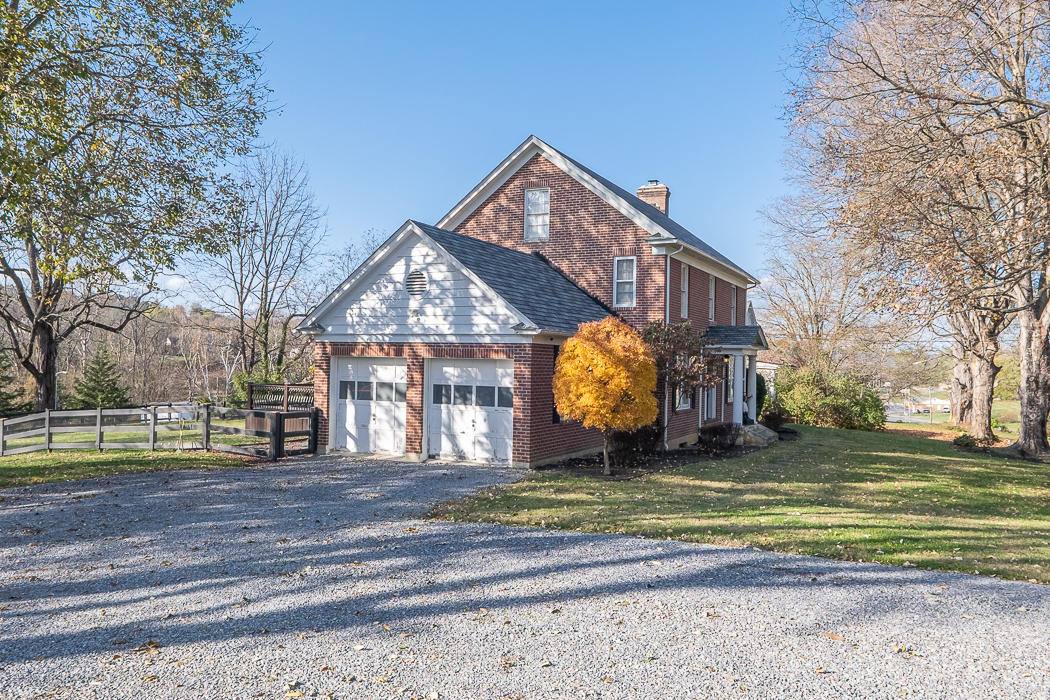 8347 Roanoke Road Fincastle, VA 24090 - Photo 3 of 60 2-Car garage attached