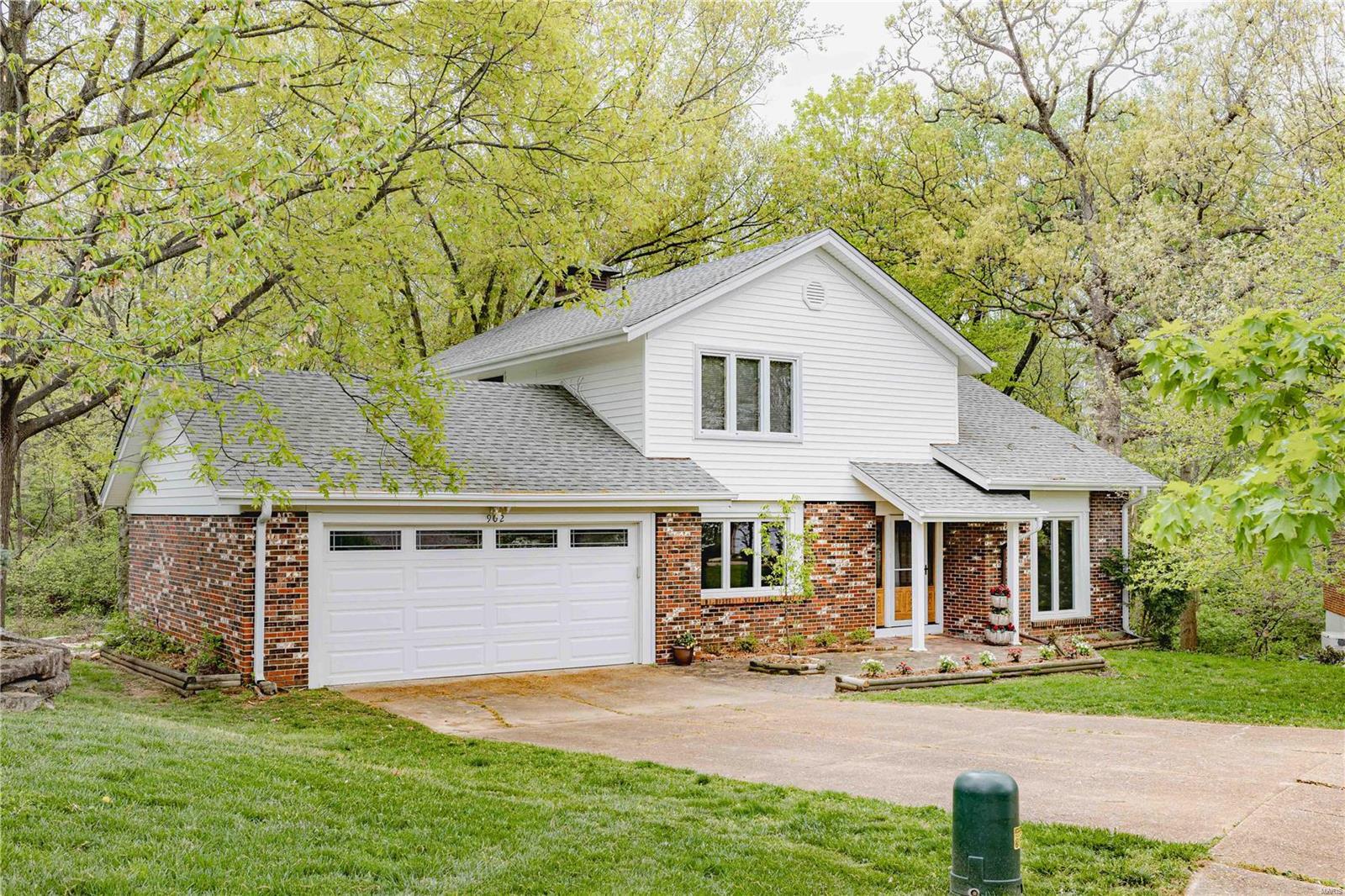 902 Ridge Tree Lane St. Louis, MO 63131 - Photo 1 of 41 Gallery Image 1