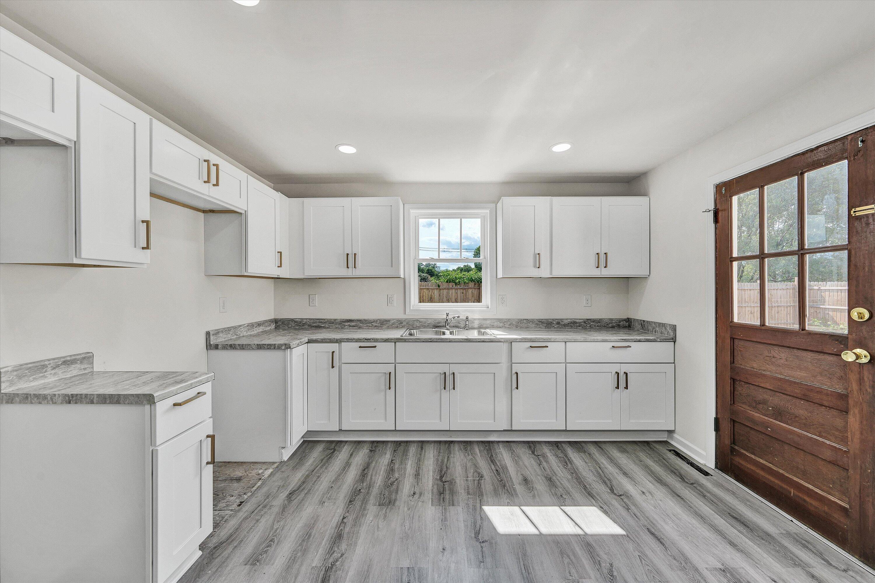 1127 Highland Road Salem, VA 24153 - Photo 7 of 23 Kitchen