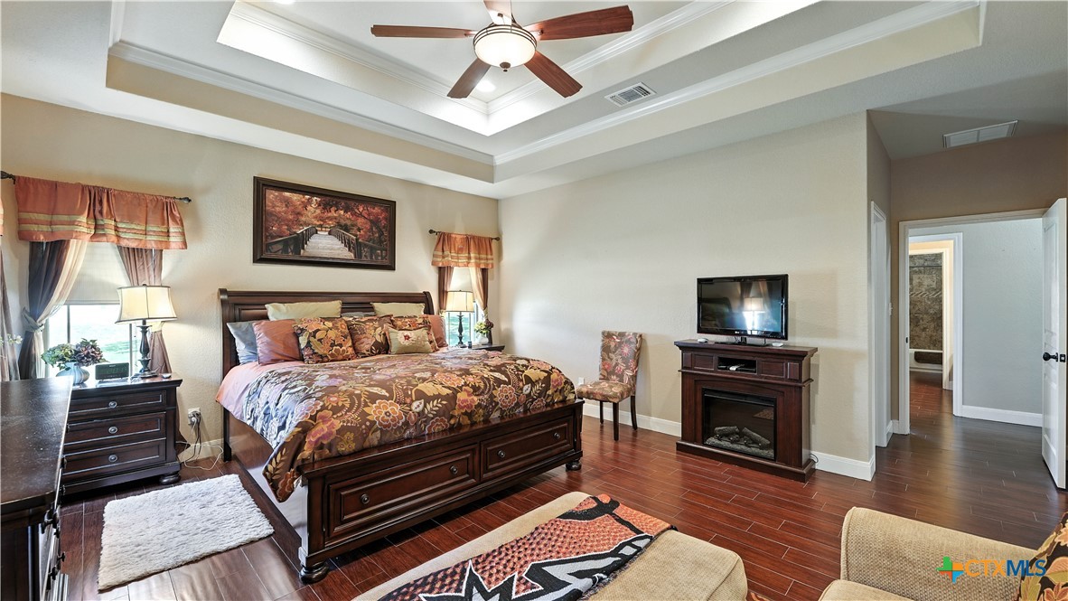 121 Carrizo Ridge Floresville, TX 78114 - Photo 23 of 43 a bedroom with a bed and a television