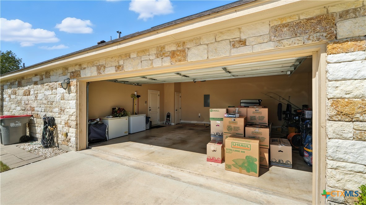 121 Carrizo Ridge Floresville, TX 78114 - Photo 37 of 43 a view of a porch