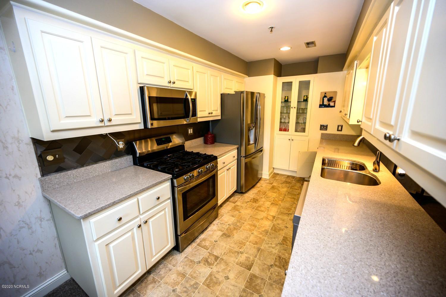 212 Middle Street, Unit 301 New Bern, NC 28560 - Photo 10 of 25 kitchen 2