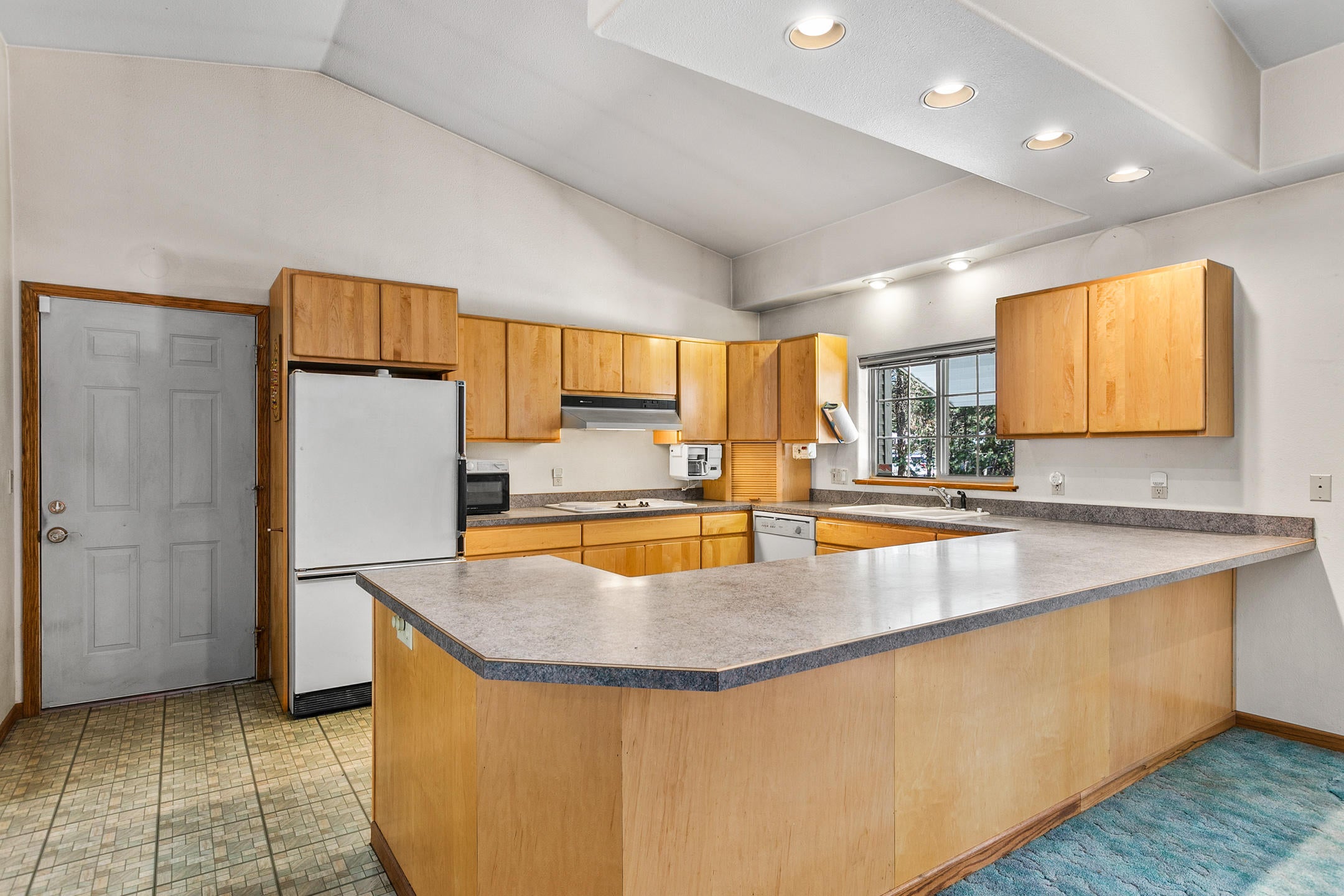 51485 Birch Road La Pine, OR 97739 - Photo 23 of 31 Kitchen