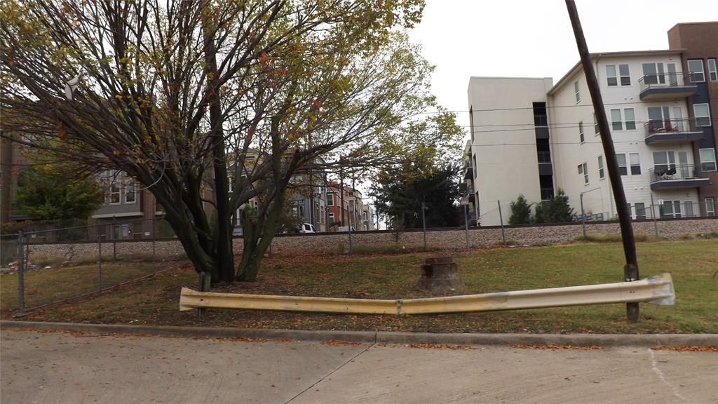 1117 Powhattan Street Dallas, TX 75215 - Photo 13 of 17 a view of fountain in front of building