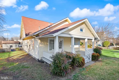 $750,000 | 820 Locust Street, Herndon, VA 20170